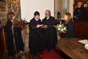 Entrega de uma homenagem na Igreja da Misericórdia.