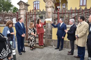 Participantes junto à entrada das novas instalações.