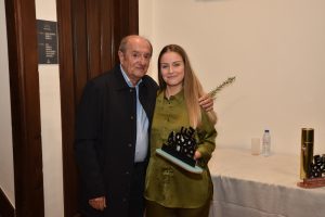Entrega de uma medalha a uma colaboradora.