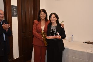Duas participantes durante uma entrega de homenagem.