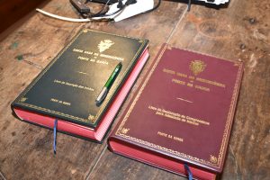 Livros apresentados durante a celebração.