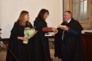 Entrega de uma homenagem a um participante.