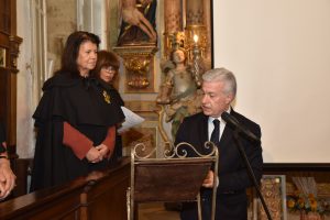 Participante a discursar na sessão solene.